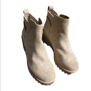 DV by Dolce Vita Tan Rielle Wedge Lug Chelsea Women's Boots/Booties. Size 8.5